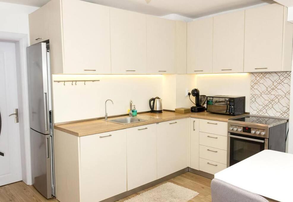 Modern Bright Apartment Close To City Center And Grand Mall Varna Buitenkant foto