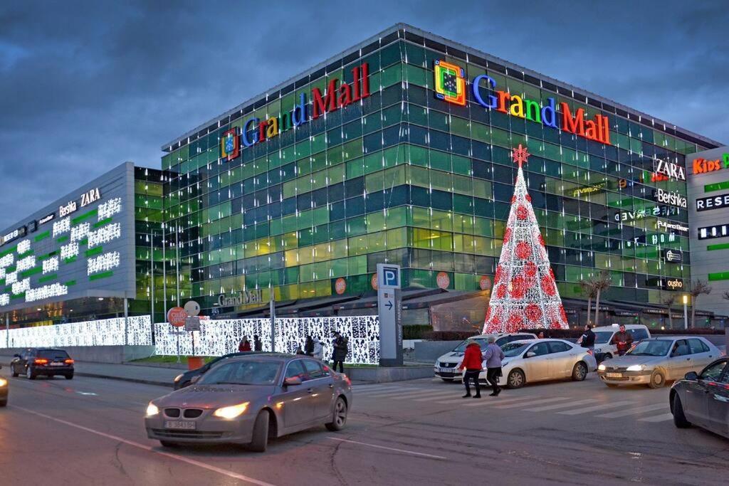 Modern Bright Apartment Close To City Center And Grand Mall Varna Buitenkant foto