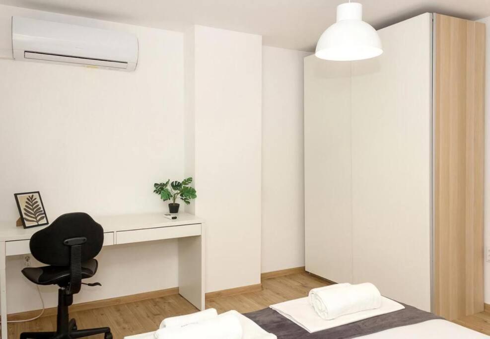 Modern Bright Apartment Close To City Center And Grand Mall Varna Buitenkant foto