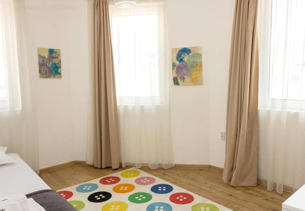 Modern Bright Apartment Close To City Center And Grand Mall Varna Buitenkant foto