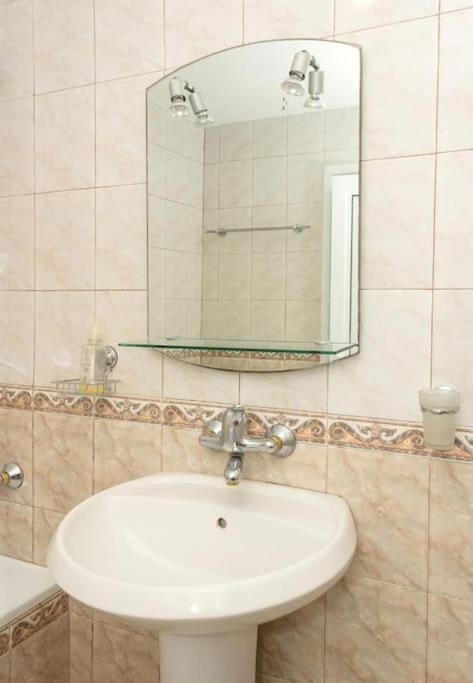 Modern Bright Apartment Close To City Center And Grand Mall Varna Buitenkant foto